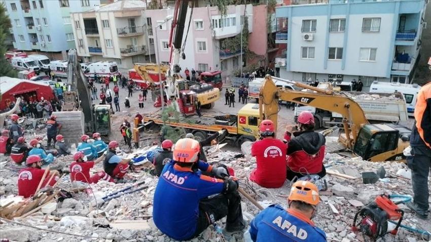 Üniversite hocası öğrencisiyle duvar yaptı! 8 şiddetindeki depreme dayanıklı içinde beton yok