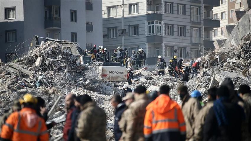 Üniversite hocası öğrencisiyle duvar yaptı! 8 şiddetindeki depreme dayanıklı içinde beton yok