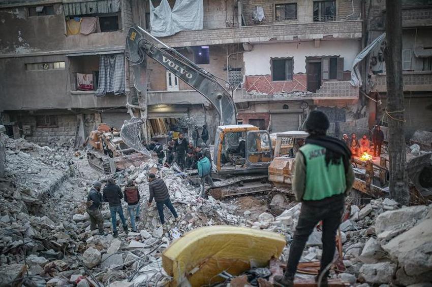 Üniversite hocası öğrencisiyle duvar yaptı! 8 şiddetindeki depreme dayanıklı içinde beton yok