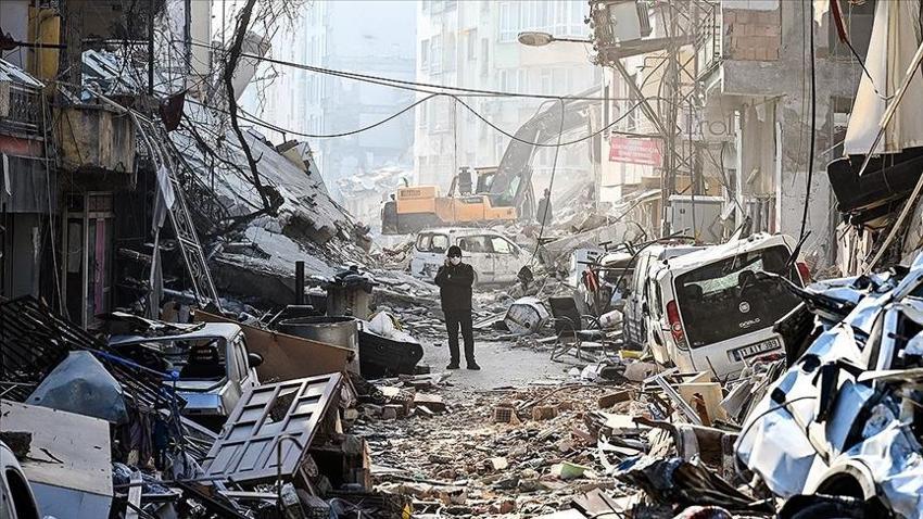 Üniversite hocası öğrencisiyle duvar yaptı! 8 şiddetindeki depreme dayanıklı içinde beton yok