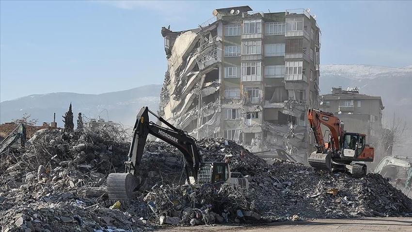 Üniversite hocası öğrencisiyle duvar yaptı! 8 şiddetindeki depreme dayanıklı içinde beton yok
