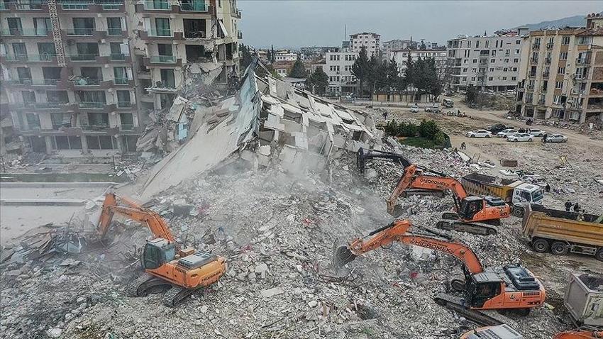 Üniversite hocası öğrencisiyle duvar yaptı! 8 şiddetindeki depreme dayanıklı içinde beton yok