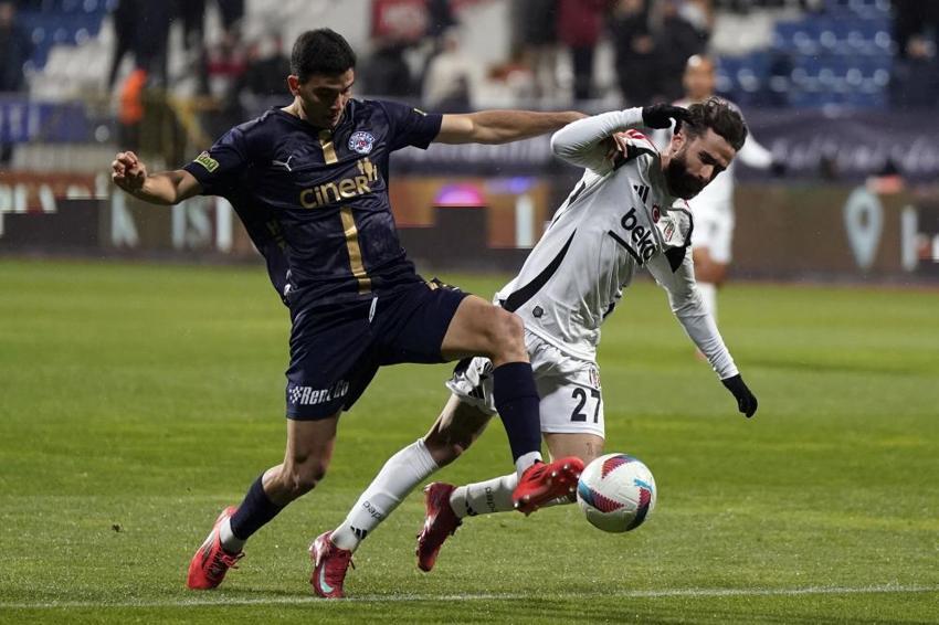 Beşiktaşlıları çıldırtacak transfer! Serdal Adalı’ya mesaj gönderdi, eski golcü geri dönüyor