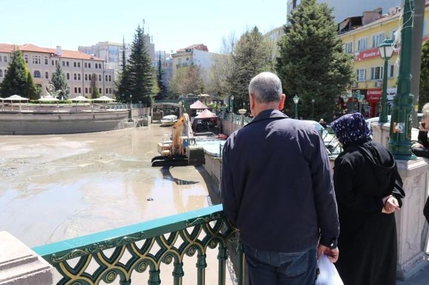 Eskişehirliler film izler gibi izledi, turistler ise gözlerine inanamadı: 'Kepçe ve kamyonetlerle karşılaştık'