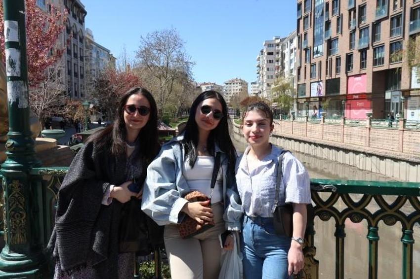 Eskişehirliler film izler gibi izledi, turistler ise gözlerine inanamadı: 'Kepçe ve kamyonetlerle karşılaştık'