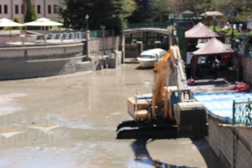 Eskişehirliler film izler gibi izledi, turistler ise gözlerine inanamadı: 'Kepçe ve kamyonetlerle karşılaştık'