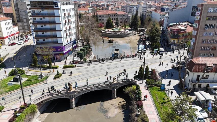 Eskişehirliler film izler gibi izledi, turistler ise gözlerine inanamadı: 'Kepçe ve kamyonetlerle karşılaştık'