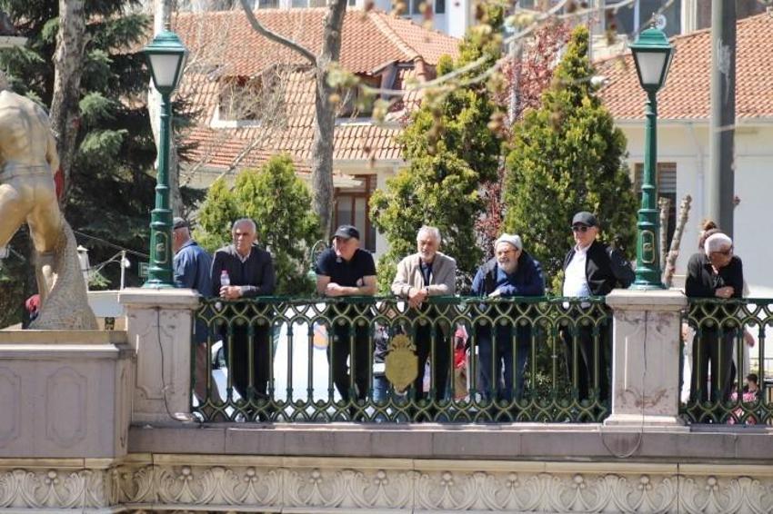 Eskişehirliler film izler gibi izledi, turistler ise gözlerine inanamadı: 'Kepçe ve kamyonetlerle karşılaştık'