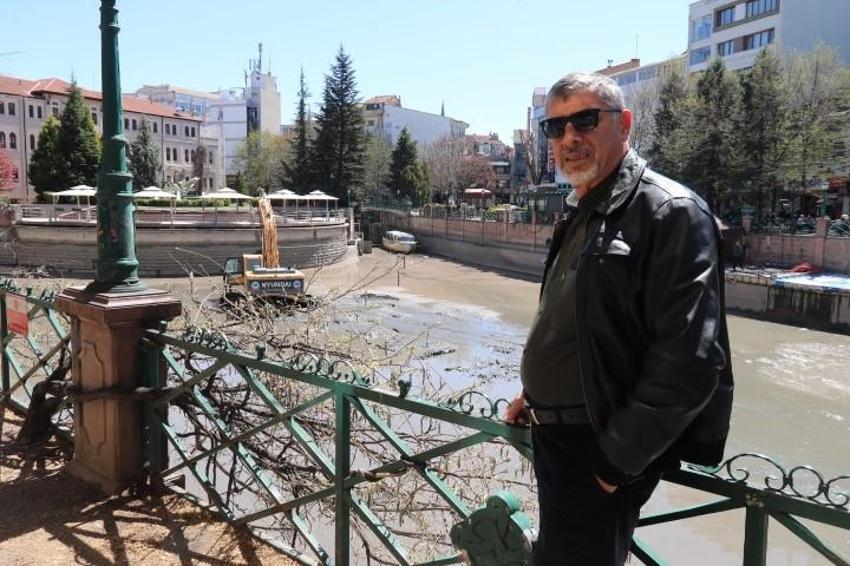 Eskişehirliler film izler gibi izledi, turistler ise gözlerine inanamadı: 'Kepçe ve kamyonetlerle karşılaştık'