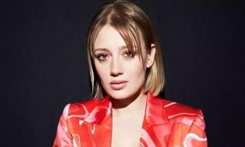 Gizem Karaca'dan hamilelik pozu! Anne olmak için gün sayıyor