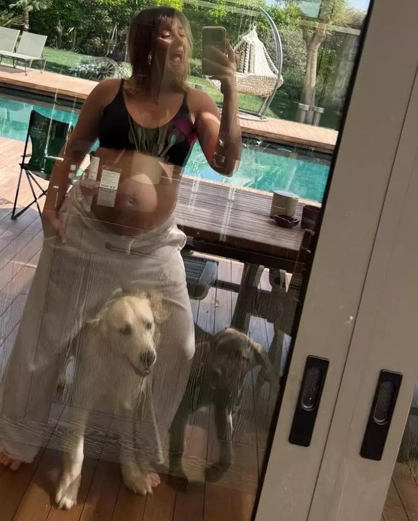 Gizem Karaca'dan hamilelik pozu! Anne olmak için gün sayıyor
