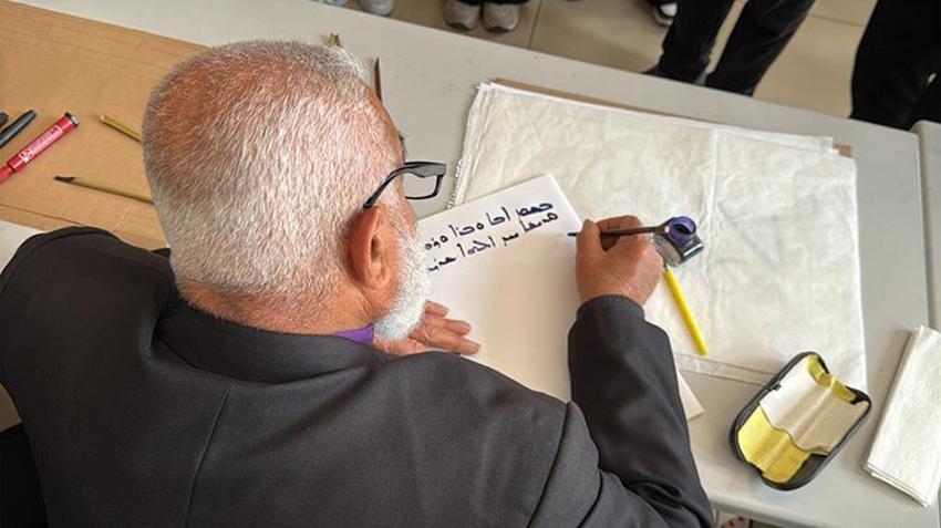 On yaşında başladı,80 yaşında hala devam ediyor: Mardinli Süryani papaz hat tutkusu gençlerin ilham kaynağı oldu