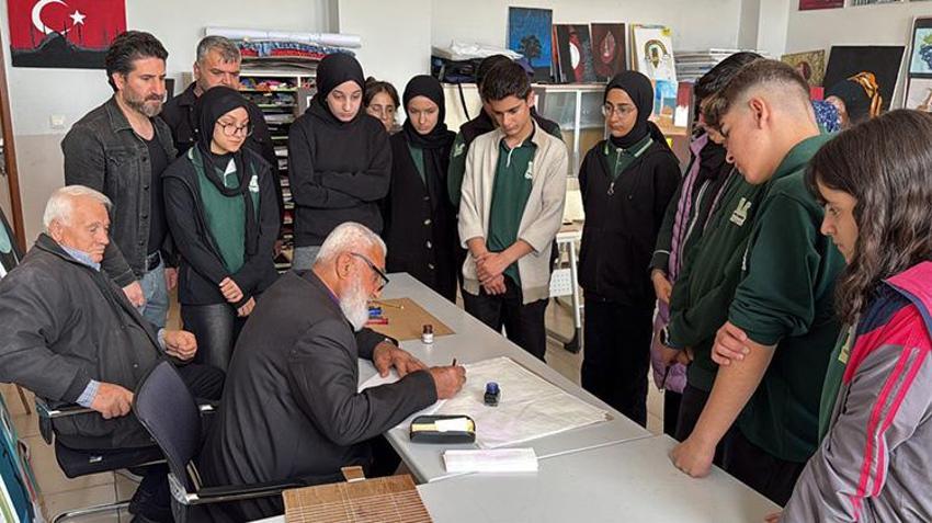 On yaşında başladı,80 yaşında hala devam ediyor: Mardinli Süryani papaz hat tutkusu gençlerin ilham kaynağı oldu