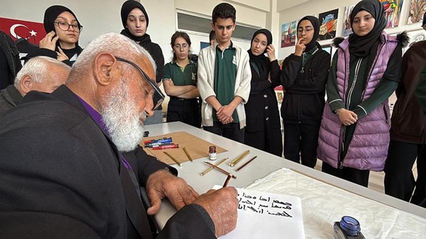 On yaşında başladı,80 yaşında hala devam ediyor: Mardinli Süryani papaz hat tutkusu gençlerin ilham kaynağı oldu