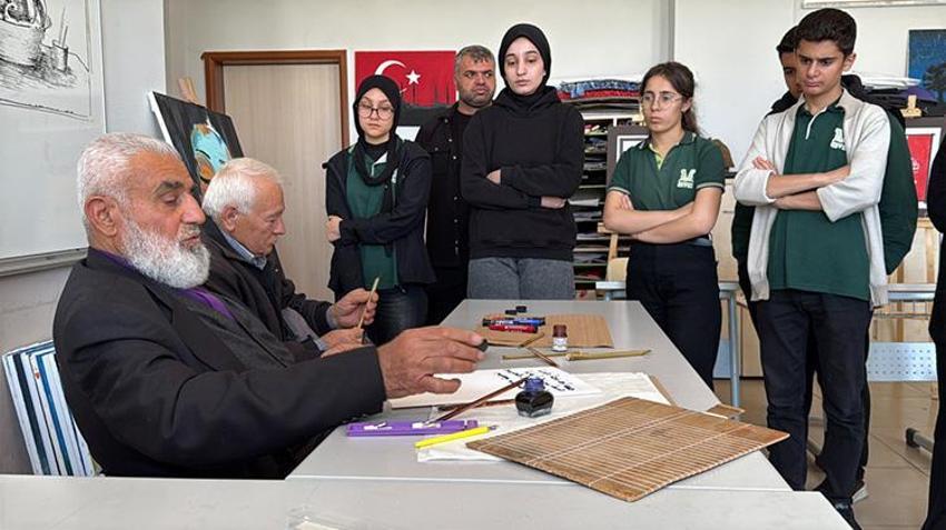 On yaşında başladı,80 yaşında hala devam ediyor: Mardinli Süryani papaz hat tutkusu gençlerin ilham kaynağı oldu