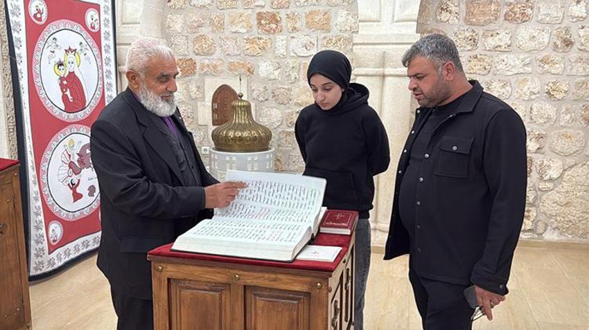 On yaşında başladı,80 yaşında hala devam ediyor: Mardinli Süryani papaz hat tutkusu gençlerin ilham kaynağı oldu