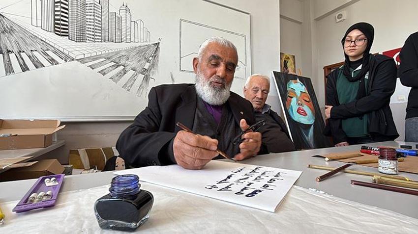 On yaşında başladı,80 yaşında hala devam ediyor: Mardinli Süryani papaz hat tutkusu gençlerin ilham kaynağı oldu