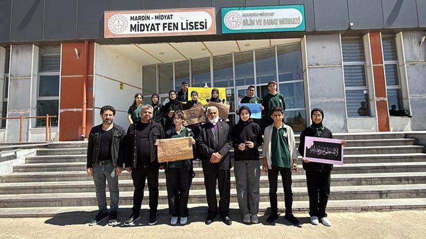 On yaşında başladı,80 yaşında hala devam ediyor: Mardinli Süryani papaz hat tutkusu gençlerin ilham kaynağı oldu