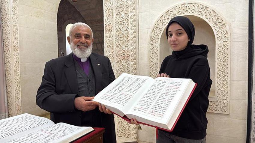 On yaşında başladı,80 yaşında hala devam ediyor: Mardinli Süryani papaz hat tutkusu gençlerin ilham kaynağı oldu