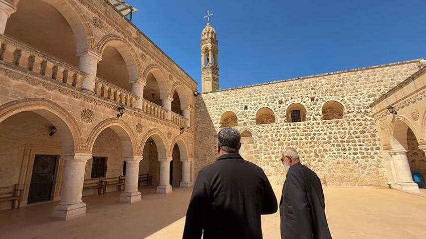 On yaşında başladı,80 yaşında hala devam ediyor: Mardinli Süryani papaz hat tutkusu gençlerin ilham kaynağı oldu