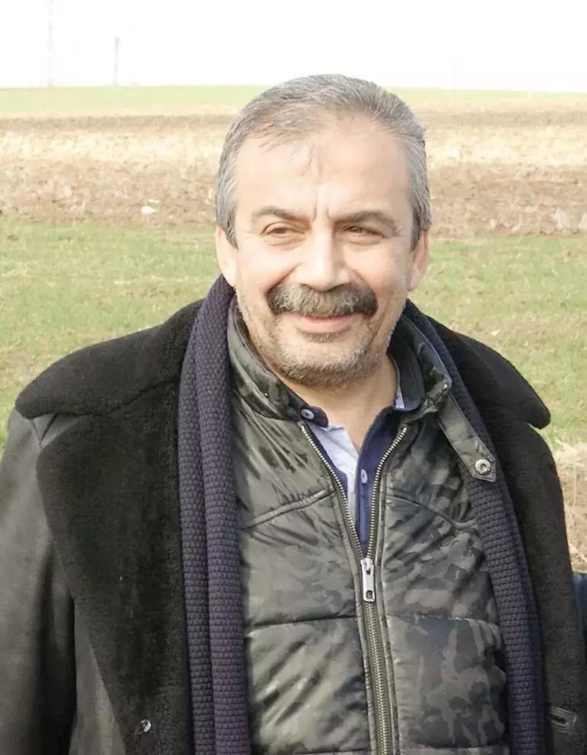 Meclis'in uzlaşmacı ismi Sırrı Süreyya Önder 12 saatlik zorlu ameliyat sonrası yaşam mücadelesi veriyor! Tüm Türkiye iyi haberi bekliyor