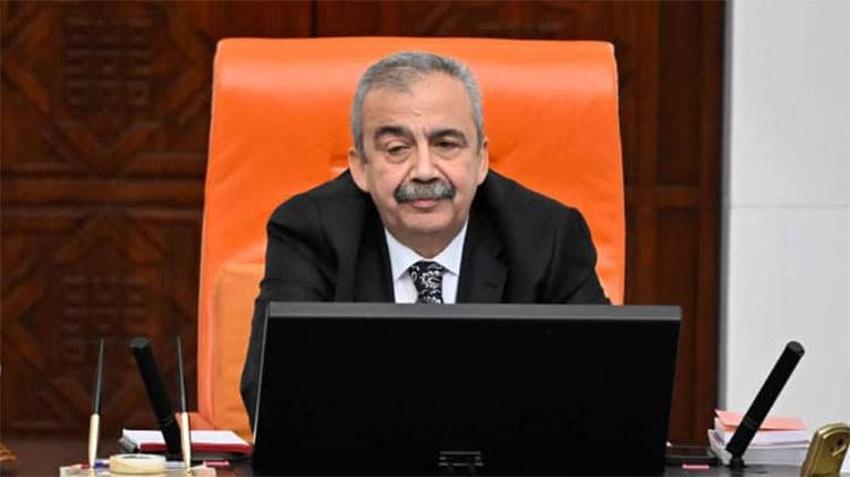 Meclis'in uzlaşmacı ismi Sırrı Süreyya Önder 12 saatlik zorlu ameliyat sonrası yaşam mücadelesi veriyor! Tüm Türkiye iyi haberi bekliyor