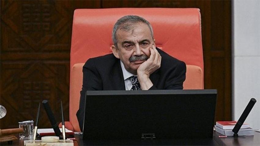 Meclis'in uzlaşmacı ismi Sırrı Süreyya Önder 12 saatlik zorlu ameliyat sonrası yaşam mücadelesi veriyor! Tüm Türkiye iyi haberi bekliyor