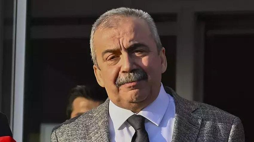 Meclis'in uzlaşmacı ismi Sırrı Süreyya Önder 12 saatlik zorlu ameliyat sonrası yaşam mücadelesi veriyor! Tüm Türkiye iyi haberi bekliyor