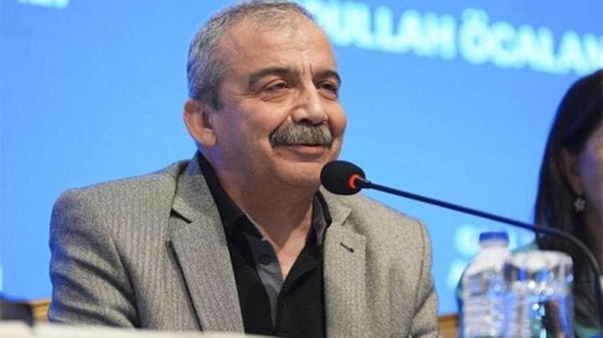 Meclis'in uzlaşmacı ismi Sırrı Süreyya Önder 12 saatlik zorlu ameliyat sonrası yaşam mücadelesi veriyor! Tüm Türkiye iyi haberi bekliyor