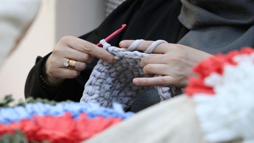 Fabrikadan atık kumaşları alıp kazanca dönüştürdü! Ek gelirde yeni yöntem: Üretim yok el emeği var