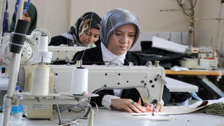 Fabrikadan atık kumaşları alıp kazanca dönüştürdü! Ek gelirde yeni yöntem: Üretim yok el emeği var