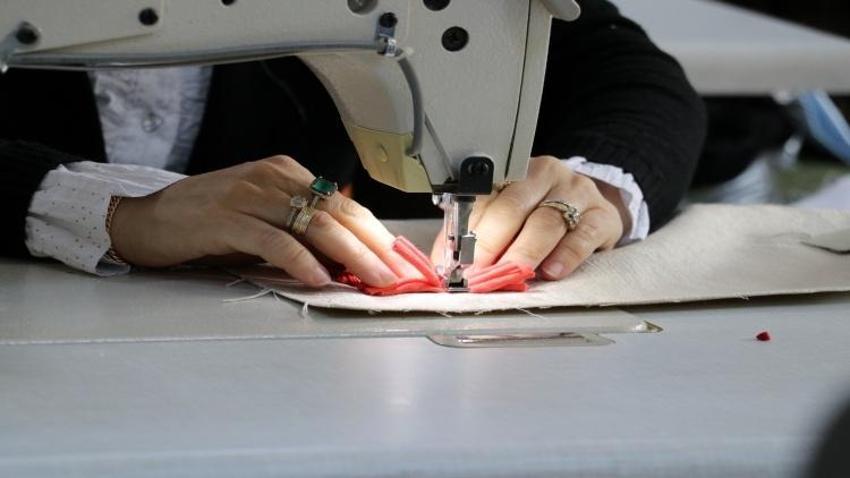 Fabrikadan atık kumaşları alıp kazanca dönüştürdü! Ek gelirde yeni yöntem: Üretim yok el emeği var