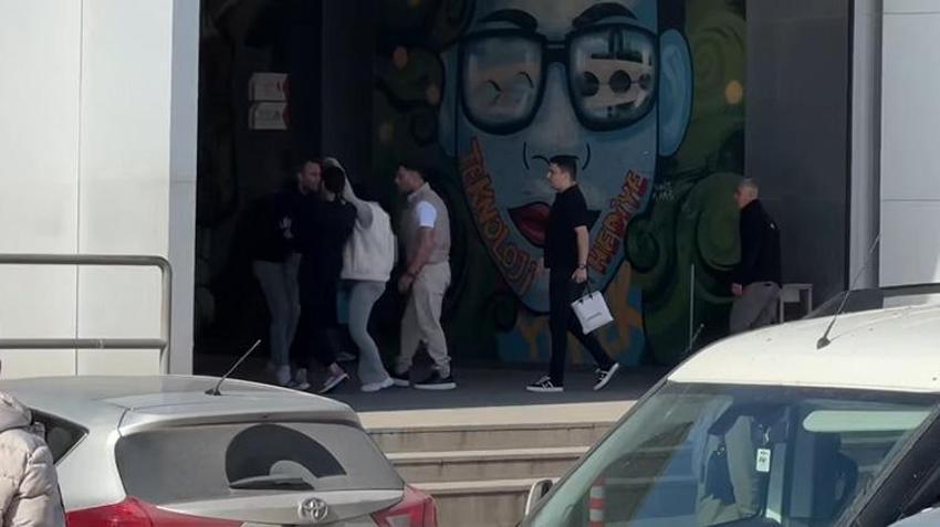 Adana'da güzellik merkezi sahibi yurt dışına kaçtı, çalışanlar iş yerini yağmaladı! Olayı görüntüleyen gazetecilere saldırdılar