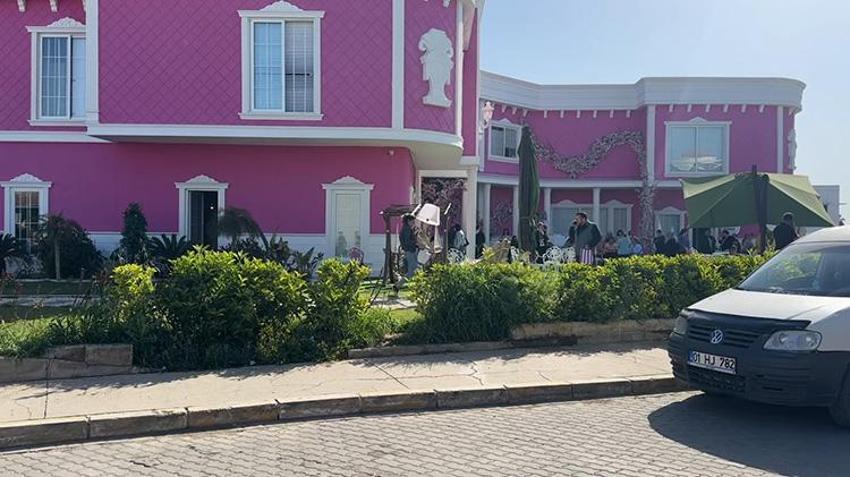 Adana'da güzellik merkezi sahibi yurt dışına kaçtı, çalışanlar iş yerini yağmaladı! Olayı görüntüleyen gazetecilere saldırdılar