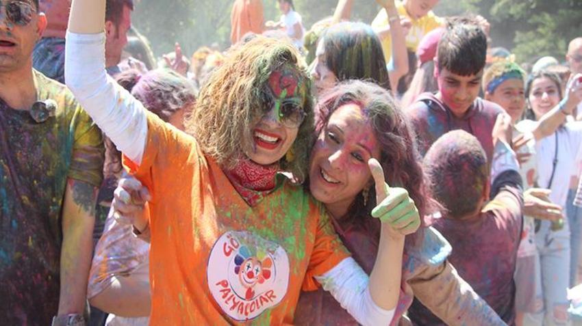 Yüz binlerce turist Adana'ya akın etti: Portakal Çiçeği Karnavalı rekor katılımla göz doldurdu!