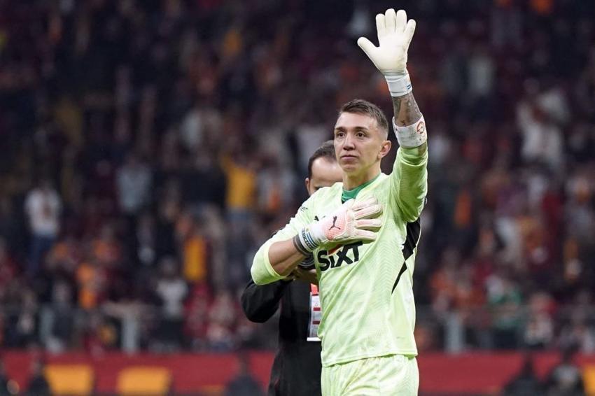 Muslera'ya güle güle! Galatasaray'ın yeni kalecini açıkladılar
