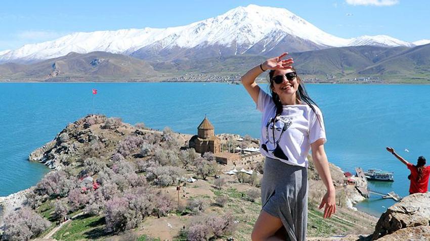 Cennetten bir köşe! Akdamar adası pembe beyaza büründü: 3. Badem Çiçeği Festivali başladı