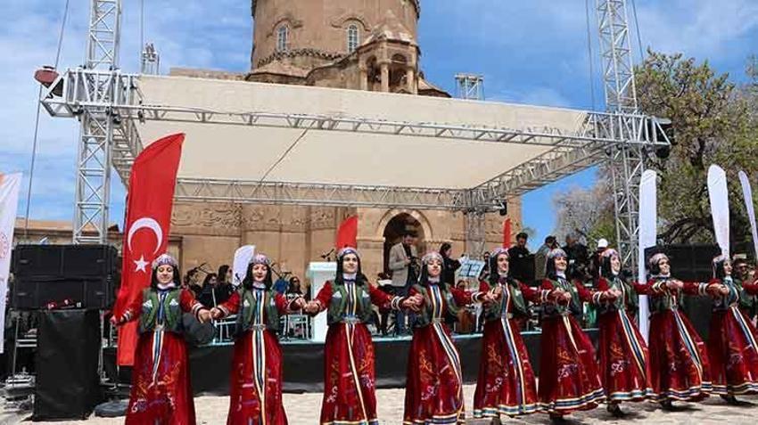 Cennetten bir köşe! Akdamar adası pembe beyaza büründü: 3. Badem Çiçeği Festivali başladı