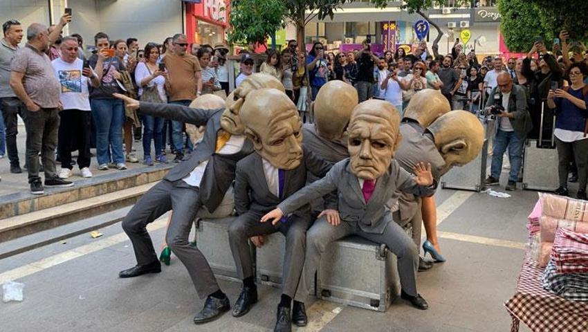 Adana'da renkli anlar! Polonyalıların sokak tiyatrosu izleyenleri kendine hayran bıraktı