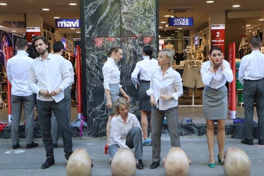 Adana'da renkli anlar! Polonyalıların sokak tiyatrosu izleyenleri kendine hayran bıraktı