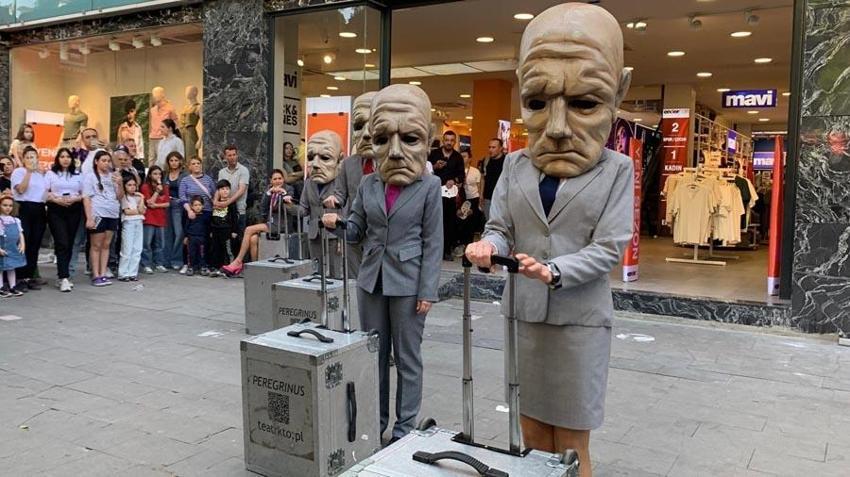 Adana'da renkli anlar! Polonyalıların sokak tiyatrosu izleyenleri kendine hayran bıraktı
