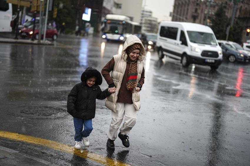 Yağmur, gök gürültülü sağanak, sis ve toz taşınımı uyarısı! Meteoroloji son raporu açıkladı; Göz gözü görmeyecek