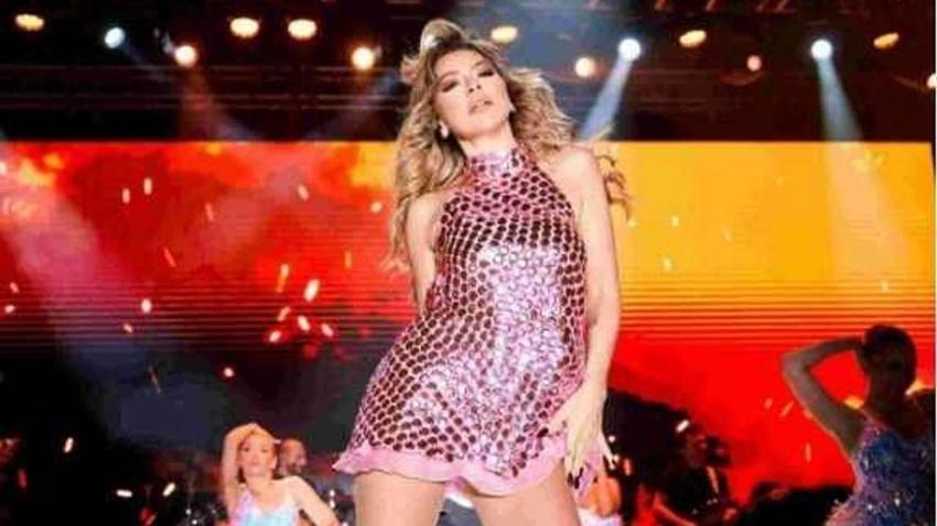 Süper mini elbisesi ve cesur dansına yorum yağdı!