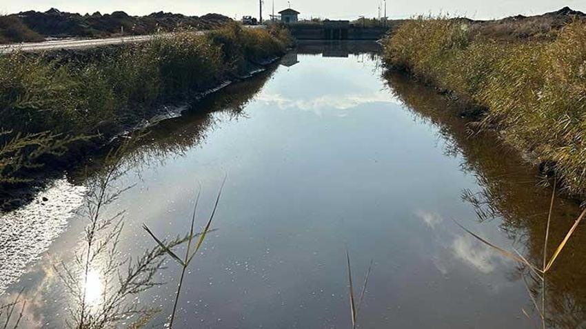 Gediz Nehri kapkara oldu! Vatandaşlar tedirgin: Dokunmaya korkar hale geldik