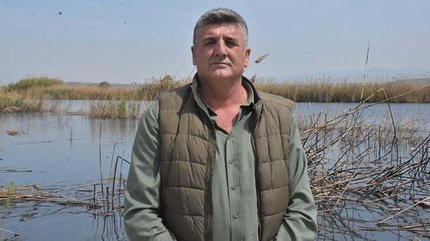 Gediz Nehri kapkara oldu! Vatandaşlar tedirgin: Dokunmaya korkar hale geldik