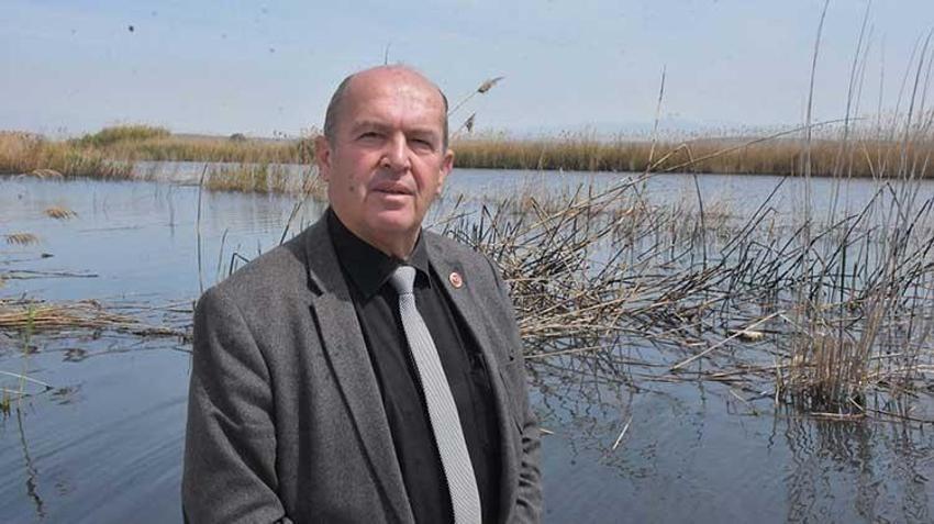 Gediz Nehri kapkara oldu! Vatandaşlar tedirgin: Dokunmaya korkar hale geldik