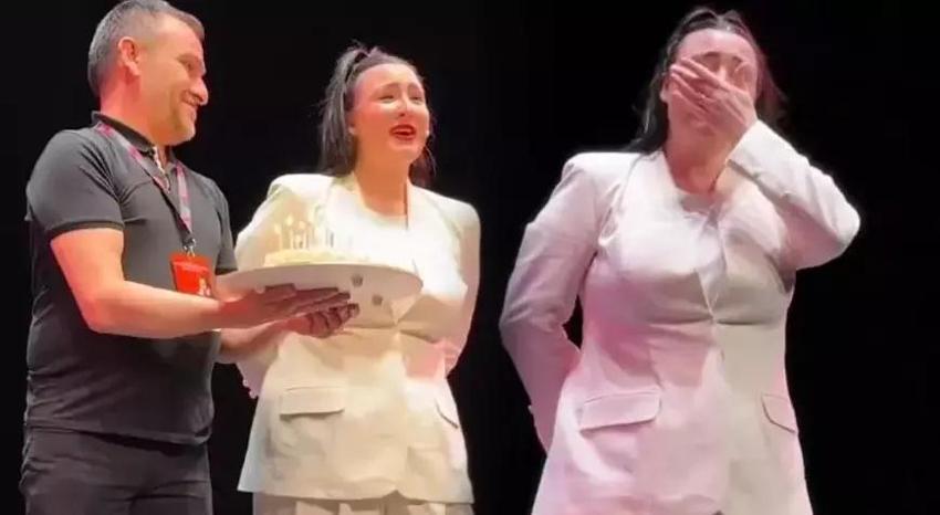Yasemin Sakallıoğlu'na sahnede doğum günü sürprizi!