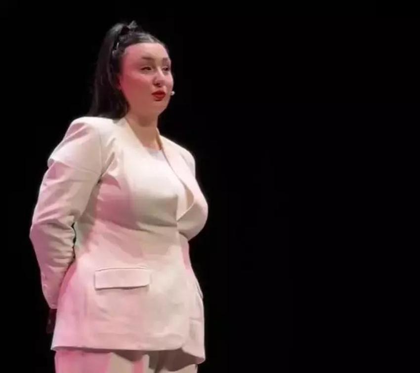 Yasemin Sakallıoğlu'na sahnede doğum günü sürprizi!