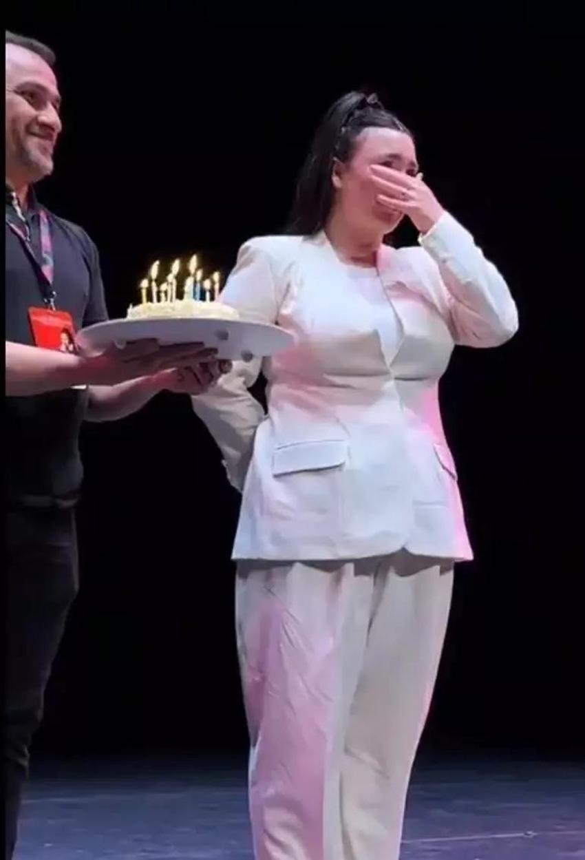 Yasemin Sakallıoğlu'na sahnede doğum günü sürprizi!