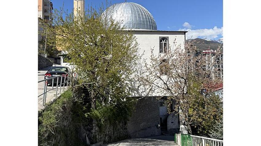 Altı yol üstü cami! Doğu Karadeniz'de ilginç yapı